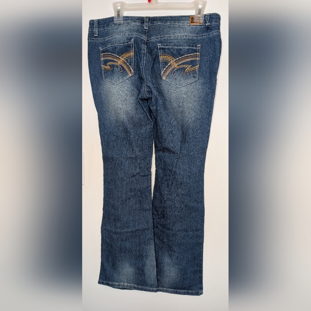 l.e.i Distressed Bootcut Jeans - Picture 3 of 12